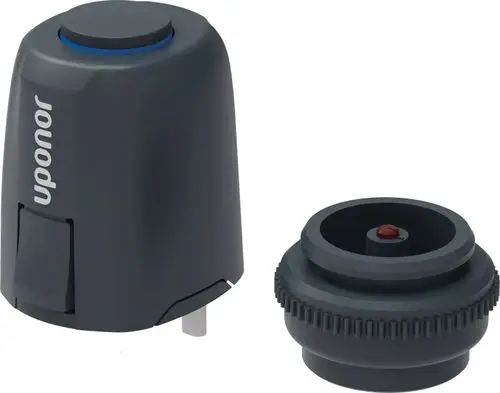 Uponor Vario PLUS Stellantrieb in schwarz, bestehend aus einer Steuereinheit mit Steckanschluss und einer separaten Montageeinheit mit drehbarem Ring.